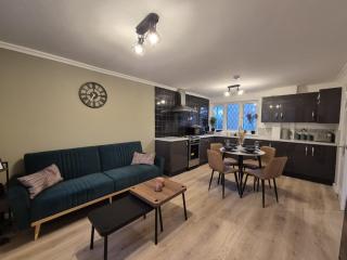 Wolverhampton - 4 bed, 2 bath, Parking & Wifi - 7