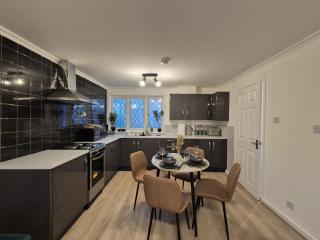 Wolverhampton - 4 bed, 2 bath, Parking & Wifi - 3