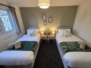 Wolverhampton - 4 bed, 2 bath, Parking & Wifi - 8