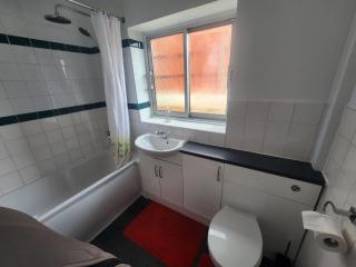 Charming 3-Bedroom Retreat with Modern Comforts - South Ockendon - 6