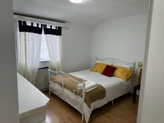 Charming 3-Bedroom Retreat with Modern Comforts - South Ockendon - 9