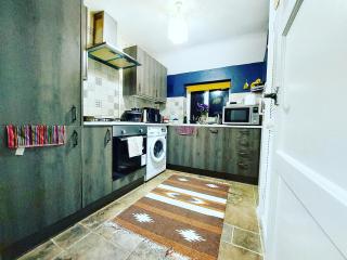 Cosy Apartment - Sleeps 4 - 7