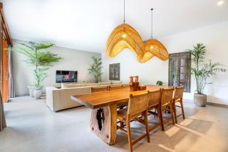 The R Merapi - Stylish 5BR Canggu Villa with Great Vibes - 9