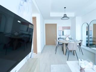 Luxury One Bedroom with Balcony & partial Burj Khalifa View - 1