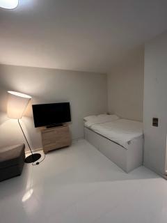 Modern Studio with Balcony in City Center - 3