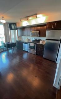 Luxury Downtown Condo with CN tower views, Pool Access, Gym,Free Parking upon request at booking, accommodates 4 - 5