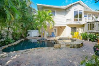 La Buena Vida - Bright Beachy Canal Front Steps to Beach PoolSpa Dock Beach Gear Dogs OK - Anna Maria - 0