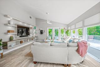 La Buena Vida - Bright Beachy Canal Front Steps to Beach PoolSpa Dock Beach Gear Dogs OK - Anna Maria - 4