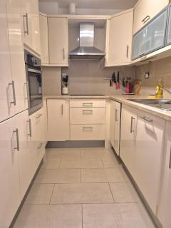 Modern Two Bed Apartment with Parking - 5