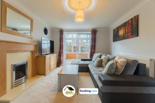 3 Bed Detached House By B and R Serviced Accommodation Amesbury With Free Parking & Garden - 1