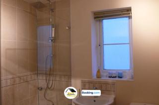 3 Bedroom House By B and R Serviced Accommodation Amesbury With Wifi & Free Parking - Amesbury - 2