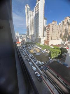 ap sacada e churrasqueira pertinho da praia central e Sumit caixa de vidro BC próx padarias, mercados e restaurantes e claro ver os fogos com a melhor vista da praia central de Balneário Camboriú - 8
