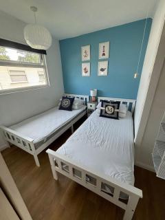 46 Hectors, Sunbeach, Scratby - Two bed chalet, sleeps 4, pet friendly, free Wi-Fi, free entry to onsite clubhouse and bed linen and towels included - Great Yarmouth - 4