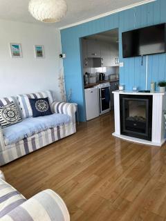 46 Hectors, Sunbeach, Scratby - Two bed chalet, sleeps 4, pet friendly, free Wi-Fi, free entry to onsite clubhouse and bed linen and towels included - Great Yarmouth - 6