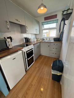 46 Hectors, Sunbeach, Scratby - Two bed chalet, sleeps 4, pet friendly, free Wi-Fi, free entry to onsite clubhouse and bed linen and towels included - Great Yarmouth - 8