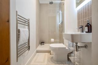 Stylish City Apartment Sleeps 6 - 3