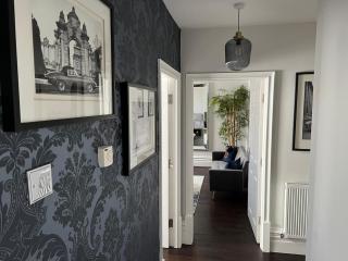 Rare Find - Gated 2 bed apt, close to Parks, secure carpark sleeps 4 - 4