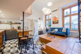 Spacious 5BR Retreat for 16 by Dohany Synagogue & Fashion St - Budapest - 3