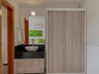 Casa em condomínio a 200m da praia em Arraial D'ajuda, com 3 suites, sala climatizada, área gourmet privativa, Internet 300MBPS, condomínio com piscinas adulto e infantil, sauna, quadra de beach tenis e portaria 24hrs. - Porto Seguro - 2