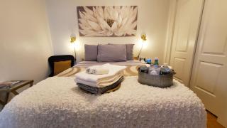 The Gold Room near downtown trains fast wifi - 1