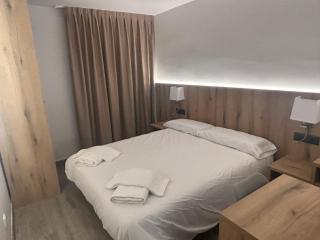 Hostal Restaurant Can Barala - 2