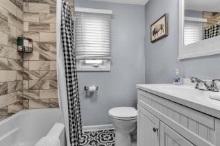 Beautiful 2 Queen Bed North Buffalo Apartment with Free Driveway Parking - 4