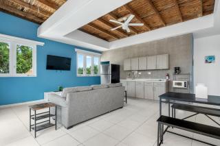 Beach Access Escape With Pool And Tanning Lounges - San Juan - 3