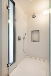 Large Penthouse in unique former Warehouse furnished with premium fittings for a luxurious stay - 3