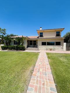 UNIQUE SPANISH HACIENDA HOUSE with POOL VINTAGE 1948 EUROPEAN ANTIQUES ETHNIC ART - Bakersfield - 0