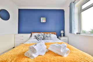 Modern 4 Bed Contractor Stay in Swansea TV in Every Room and Parking - 9