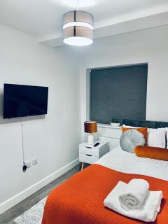 Luxury 3BR Home, Canterbury, Parking &Hot Tub - 5