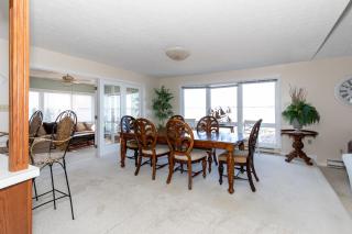 4 Bedroom Lakefront Home with Private Beach on Cedar Point Chaussee - Sandusky - 2