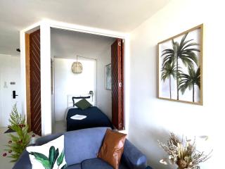 Surfers Beachfront Family Retreat - 5