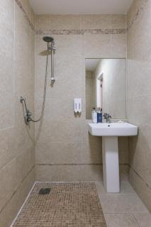 Luxurious 2 Bedroom City Centre Apartment Walking Distance to Everything Sleeps 6 - 7