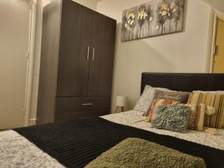 Loft Flat, near Hampton Court Palace, Free Parking - 0