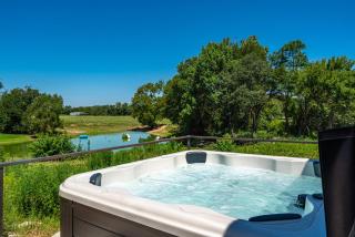 The June Hot tub with king beds on 2 acres - 9