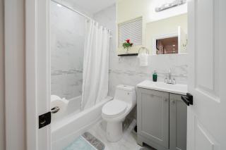 Pristine 5BR Milton Apt - Free Parking, Balcony, AC & TV 142 - 5