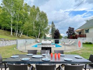 Stylish Mountain View Chalet with Heated Pool, Large Hot Tub, Playroom & Firepit close to Gore Mountain - Johnsburg - 5