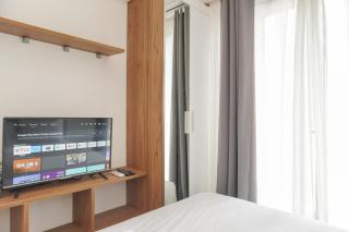 Fully Furnished with Cozy Design Studio Sky House BSD Apartment By Travelio - Tangerang - 8