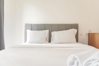 Fully Furnished with Cozy Design Studio Sky House BSD Apartment By Travelio - Tangerang - 4