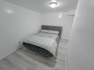 D6 Room Near Airport - Brampton - 8