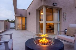 Second Floor Modern Style Suite & Outdoor Fire Pit - 4