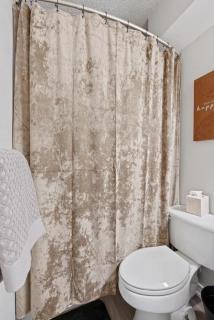Stunning Area, King Suite, Balcony, Free Parking, 2 mins to UT - Austin - 4