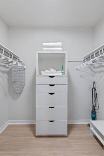 Stunning Area, King Suite, Balcony, Free Parking, 2 mins to UT - Austin - 3