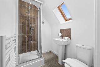 Spacious 4-Bed Home for Monthly Stays, Super King Beds, WiFi, Drive Parking, Near City Centre - 6