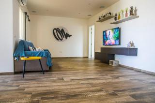 Cosy & Central Penthouse in Victoria - 5