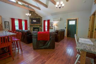 New Listing! Wine Country Retreat - 2 Bed, Hot Tub - 3