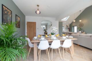 Comfortable and Contemporary 5-Bed 3 Bathroom Home - - 0