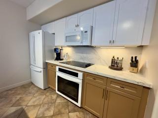Luxurious Ski-In Ski-Out Jacuzzi Condo with King Bed, Pool, Gym and Sauna - Edgar - 5