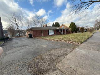 Newly Renovated Gem Fenced Backyard 2 Full Baths - Allen Park - 4